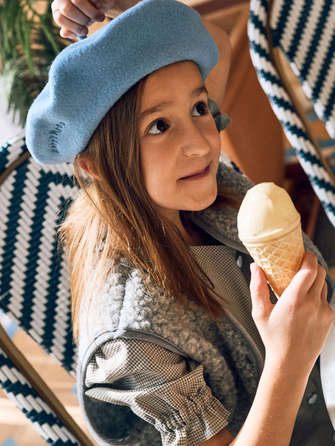 dziecięcy beret wełniany niebieski blue stars wool dziewczynka dziecko outfit kamizelka stone grey sukienka