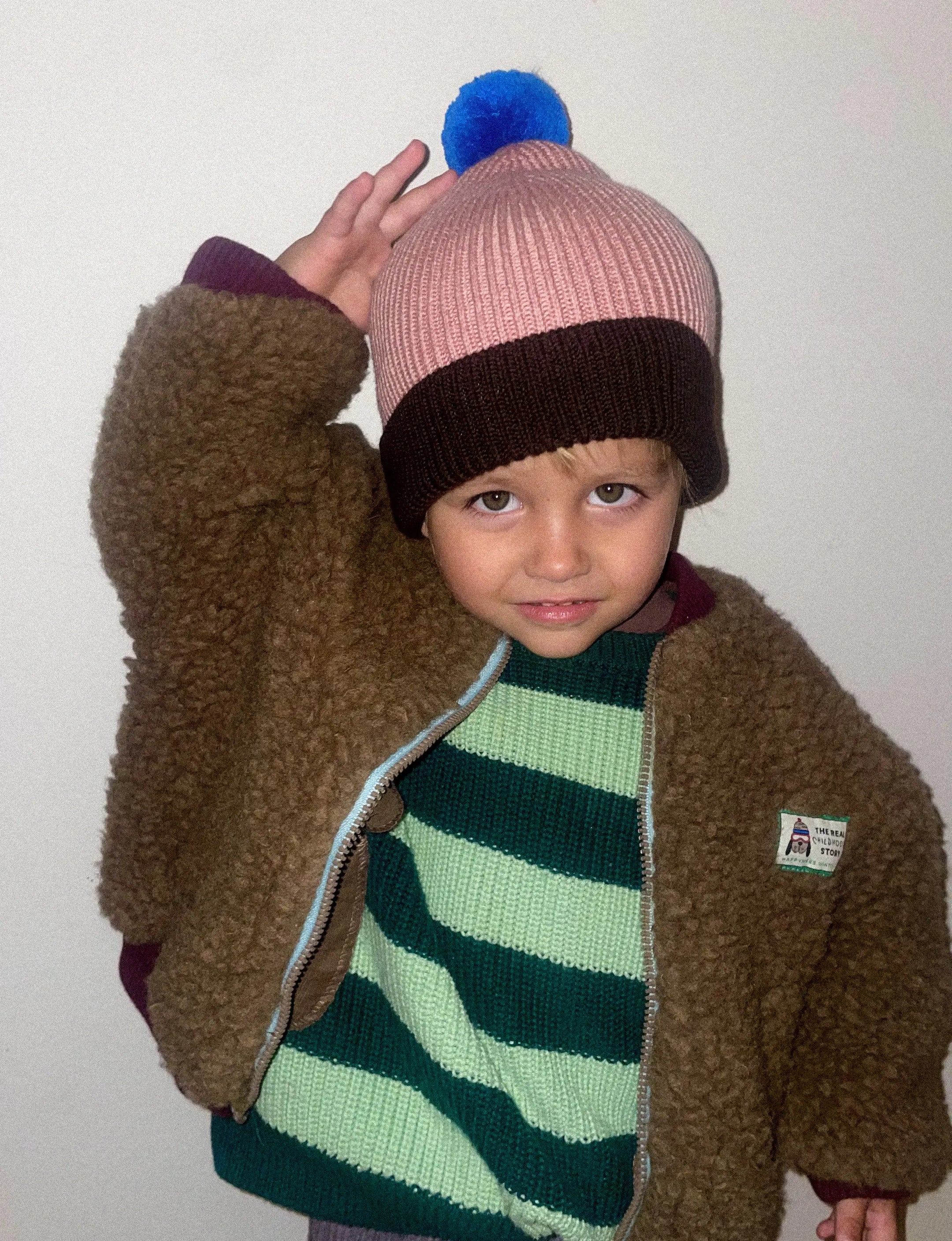 kurtka dziecięca bomberka wełniana merino teddy brown stylizacja outfit dziecko beanie czapka chłopiec brązowa przód