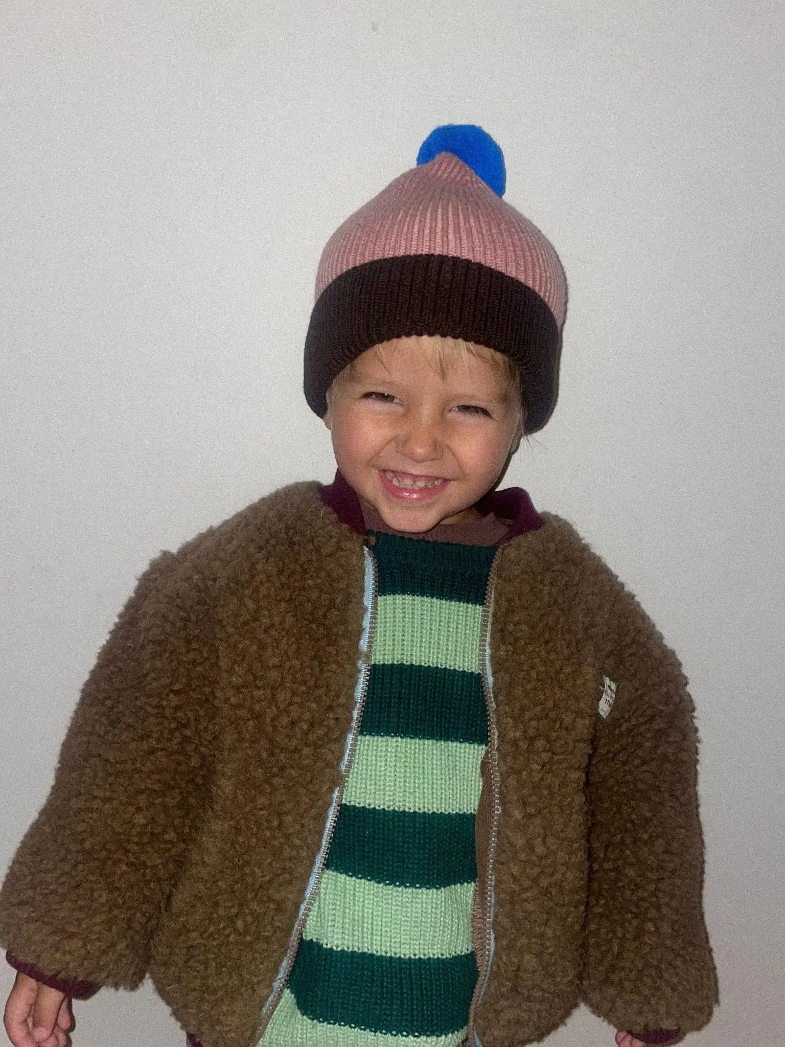 kurtka dziecięca bomberka wełniana merino teddy brown stylizacja outfit dziecko beanie czapka chłopiec 