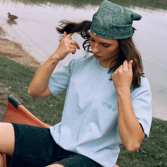 [Modelka ma 164 cm wzrostu i nosi rozmiar S] t-shirt damski niebieski go outside look inside bawełna organiczna organic cotton modelka outfit bandana