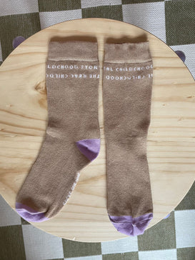 dziecięce skarpetki z literówką outlet brązowe caramel 