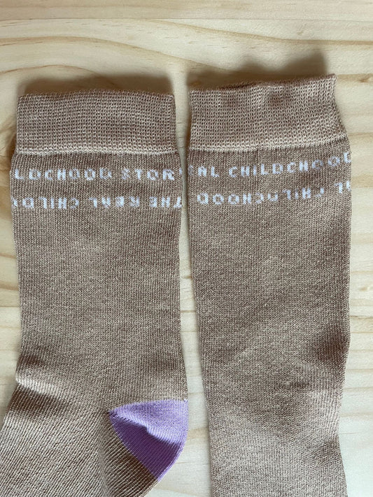 dziecięce skarpetki z literówką outlet brązowe caramel detal