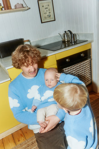 sweter dziecięcy cloudy chmury błękitny dziecko stylizacja outfit dzieci rodzina pasujące swetry