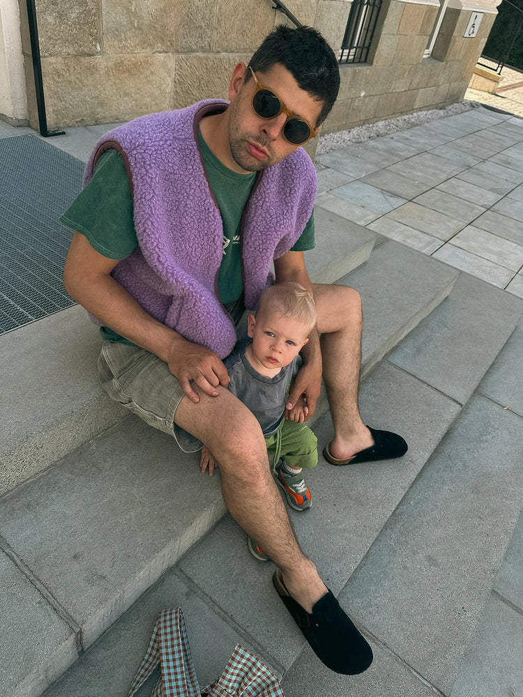 [pl][Modelka ma 164 cm i nosi rozmiar S] [en][The model is 164 cm and wears size S] [de][Das Model ist 164 cm groß und trägt Größe S]  kamizelka wełniana merino unisex lilac cloud fioletowa vest gilet weste wool woll wollweste