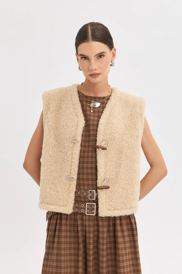 [pl][Modelka ma 179 cm wzrostu i nosi rozmiar S] [en][The model is 179 cm tall and wears size S] [de][Das Model ist 179 cm groß und trägt Größe S] wełniana kamizelka merino bezowa almond z guzikiem merino wool vest beige 