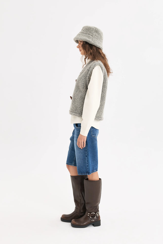 [pl][Modelka ma 179 cm wzrostu i nosi rozmiar S] [en][The model is 179 cm tall and wears size S] [de][Das Model ist 179 cm groß und trägt Größe S]  wełniana kamizelka merino szara z guzikiem merino wool vest stone grey