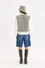 [pl][Modelka ma 179 cm wzrostu i nosi rozmiar S] [en][The model is 179 cm tall and wears size S] [de][Das Model ist 179 cm groß und trägt Größe S]  wełniana kamizelka merino szara z guzikiem merino wool vest stone grey