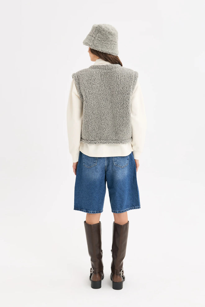 [pl][Modelka ma 179 cm wzrostu i nosi rozmiar S] [en][The model is 179 cm tall and wears size S] [de][Das Model ist 179 cm groß und trägt Größe S]  wełniana kamizelka merino szara z guzikiem merino wool vest stone grey