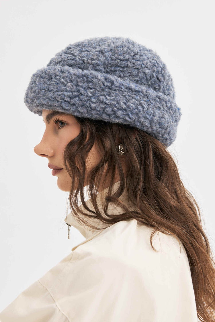 [pl][Modelka nosi czapkę w rozmiarze M] [en][The model is wearing a size M hat] [de][Das Model trägt eine Mütze in Größe M] wełniana czapka damska merino niebieska baltic merino wool hat merinowolle mütze