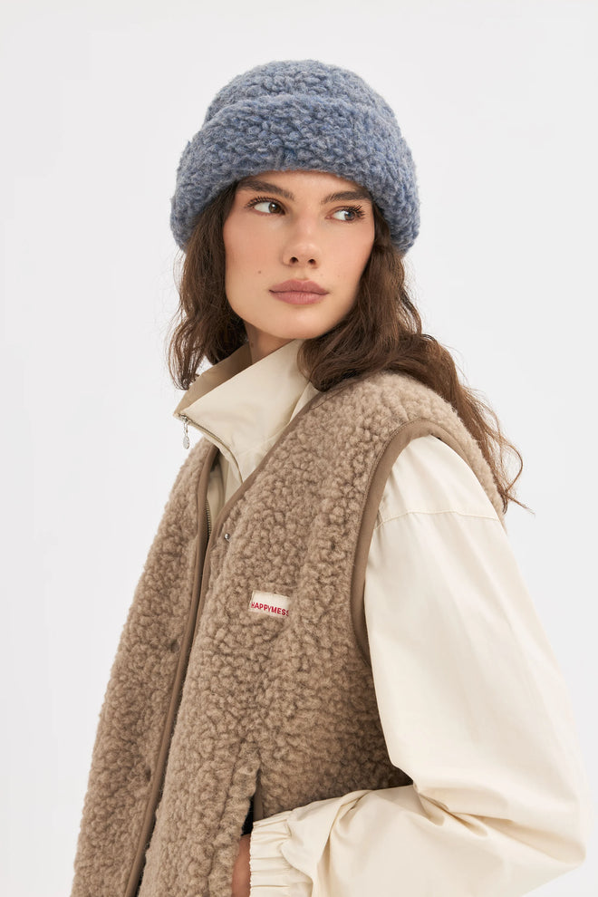 [pl][Modelka nosi czapkę w rozmiarze M] [en][The model is wearing a size M hat] [de][Das Model trägt eine Mütze in Größe M] wełniana czapka damska merino niebieska baltic merino wool hat merinowolle mütze