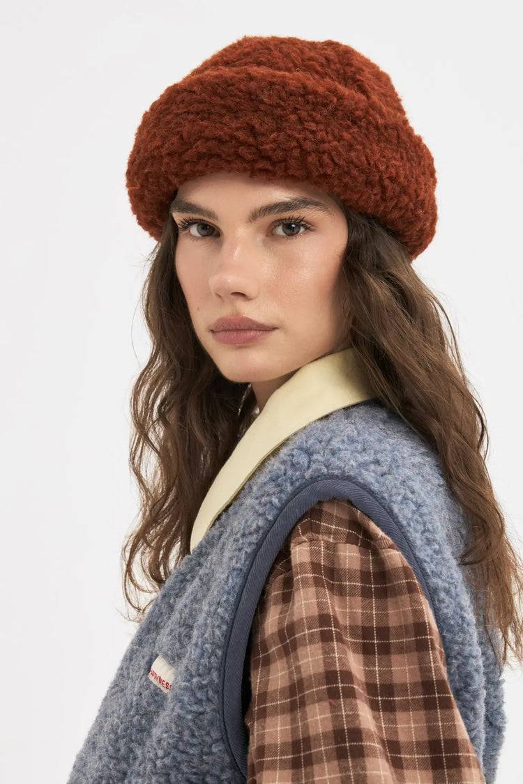 [pl][Modelka nosi czapkę w rozmiarze M] [en][The model is wearing a size M hat] [de][Das Model trägt eine Mütze in Größe M] wełniana czapka damska merino brąz merino wool hat merinowolle mütze brązowa clay