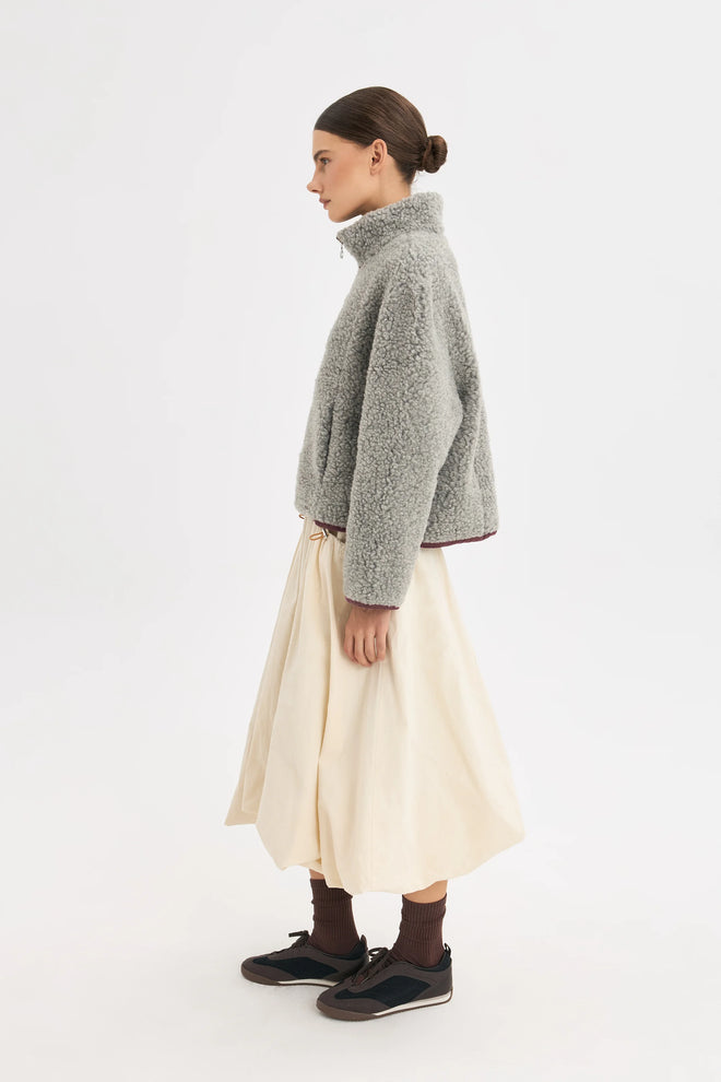 [pl][Modelka ma 179 cm wzrostu i nosi rozmiar S] [en][The model is 179 cm tall and wears size S] [de][Das Model ist 179 cm groß und trägt Größe S] wełniana kurtka kangurka szara merino wool jacket stone grey kangaroo 
