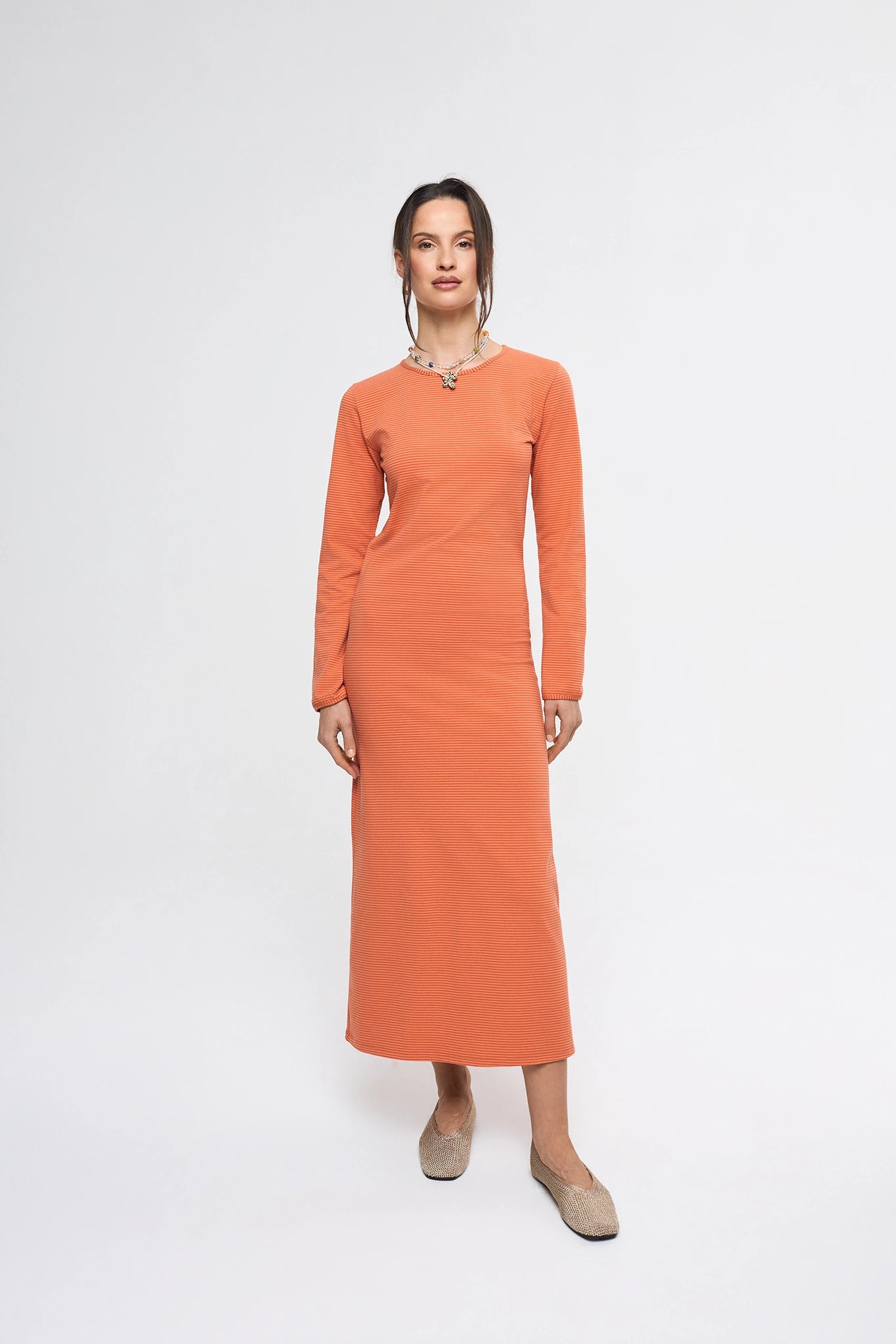 [pl][Modelka ma 174 cm i nosi rozmiar S] [en][The model is 174 cm and wears size S] [de][Das Model ist 174 cm groß und trägt Größe S]  sukienka midi w paski długa sukienka w paski pomarańczowa modelka adult wiosna dress orange sun kleid damenkleid
