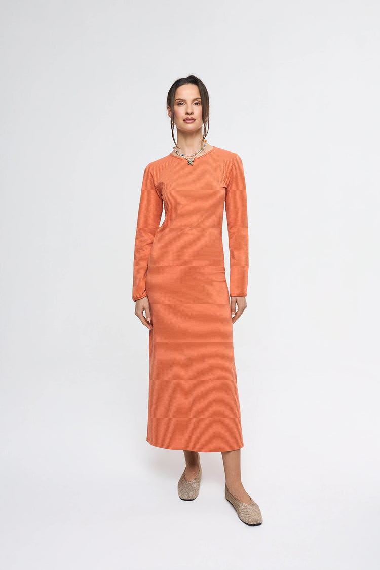 [pl][Modelka ma 174 cm i nosi rozmiar S] [en][The model is 174 cm and wears size S] [de][Das Model ist 174 cm groß und trägt Größe S]  sukienka midi w paski długa sukienka w paski pomarańczowa modelka adult wiosna dress orange sun kleid damenkleid