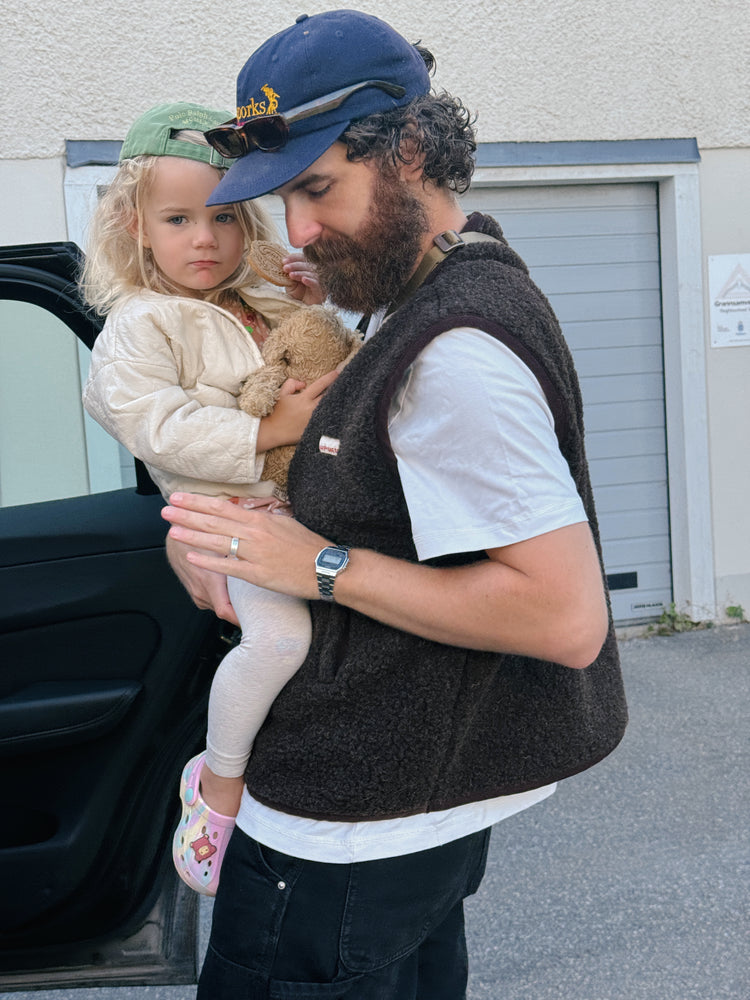 [pl][Modelka ma 177 cm i nosi rozmiar S] [en][The model is 177 cm and wears size S] [de][Das Model ist 177 cm groß und trägt Größe S]  kamizelka wełniana merino unisex chocolate brown outfit stylizacja wool vest gilet weste wollweste