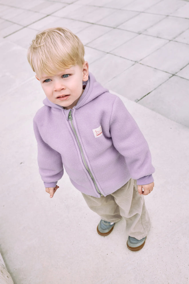 [pl][Model ma 2,5 roku i nosi rozmiar 3-4 lata] [en][The model is 2,5 years old and wears a size 3–4 years] [de][Das Model ist 2,5 Jahre alt und trägt die Größe 3–4 Jahre] dziecięca kurtka wełniana merino fioletowa lilac children's wool merino jacket 