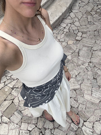 wielofunkcyjna bandana z wiskozy szara stone hearts 80x80 modelka outfit letnia stylizacja