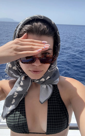 wielofunkcyjna bandana z wiskozy szara stone hearts 80x80 modelka wakacje morze