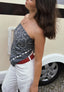 wielofunkcyjna bandana z wiskozy szara stone hearts 80x80 serca stylizacja outfit bandana jako top 