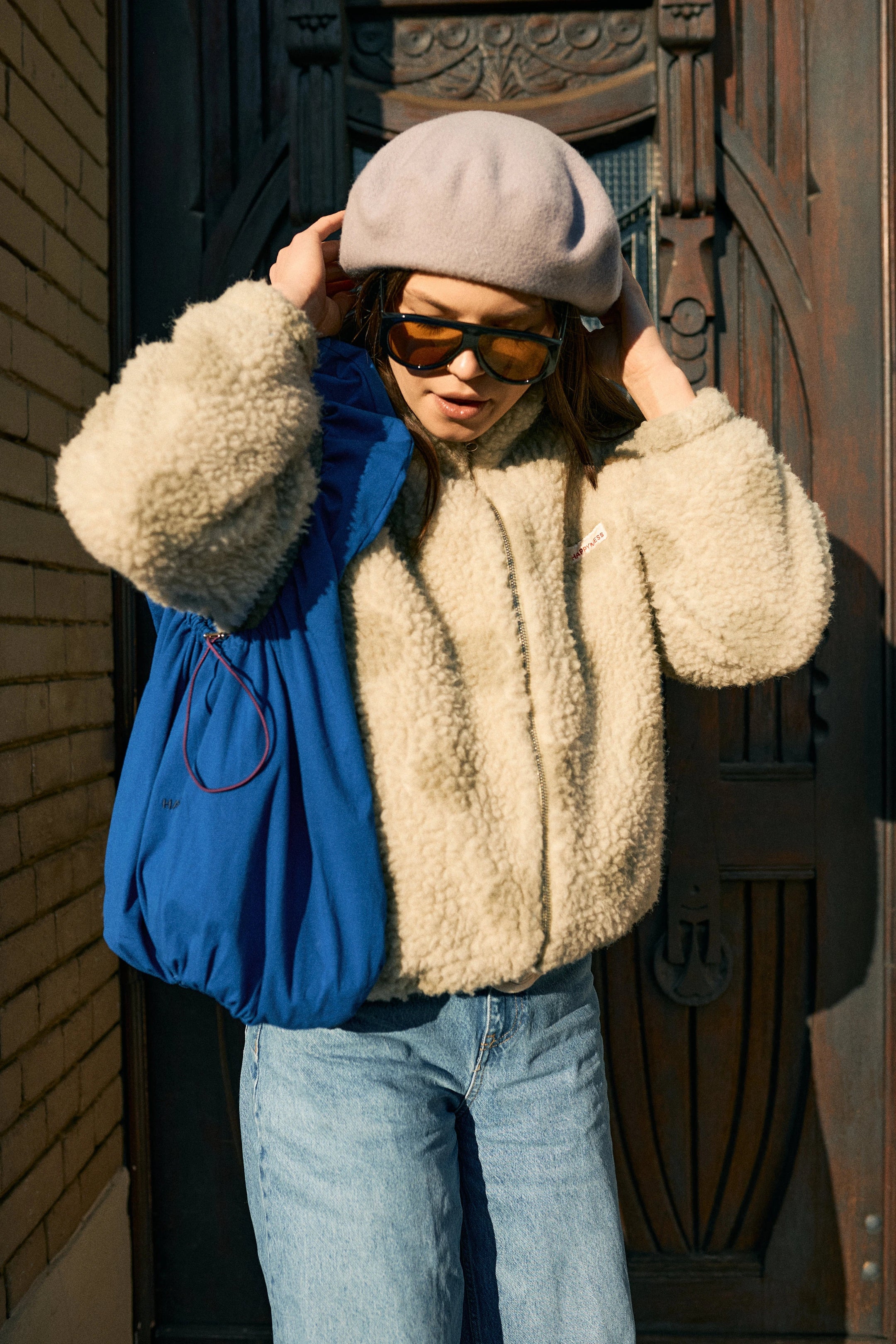 bawełniana torebka scrunchie bag cobalt kobaltowa bomberka kurtka outfit beret