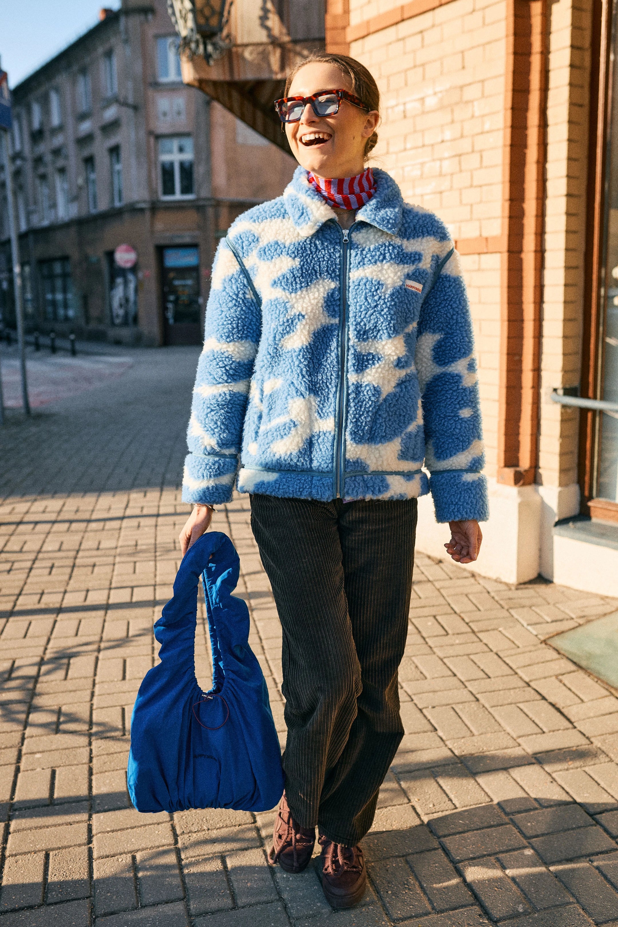 bawełniana torebka scrunchie bag cobalt kobaltowa outfit kurtka cow