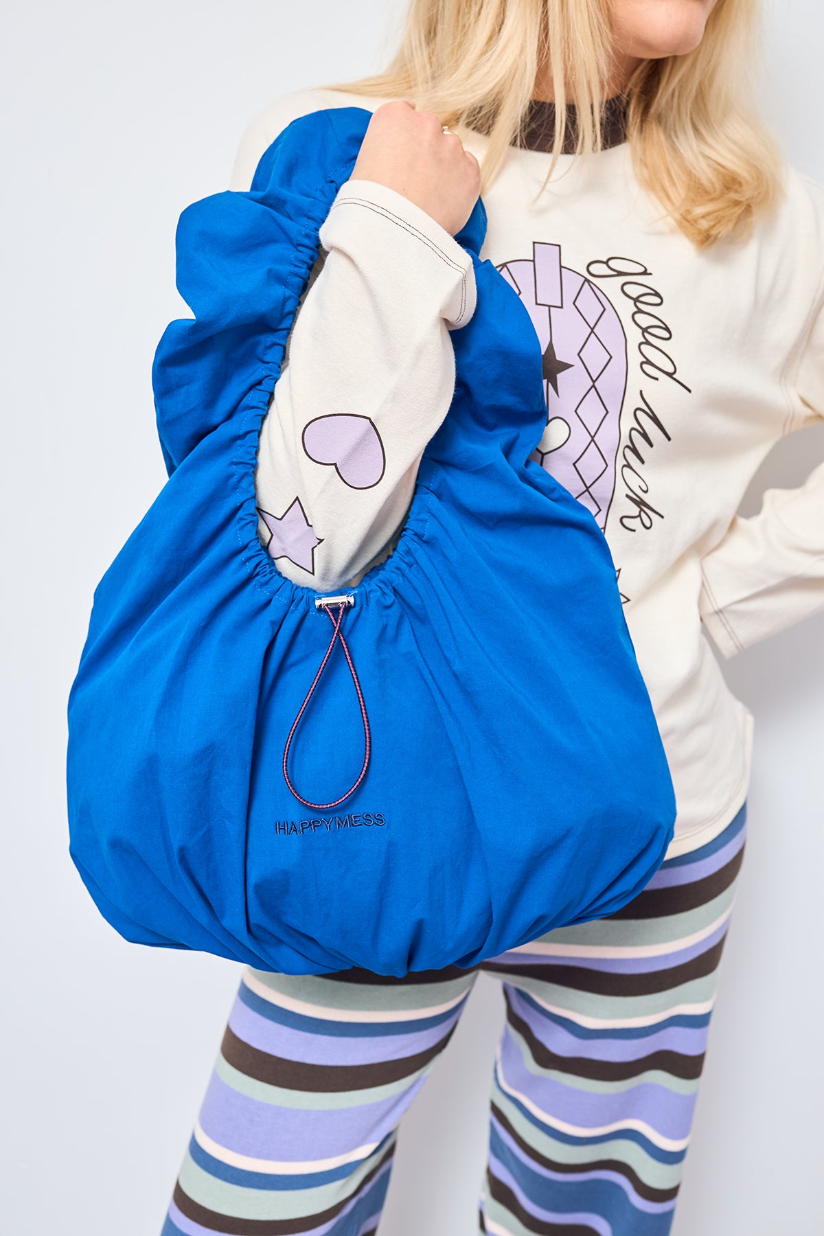 bawełniana torebka scrunchie bag cobalt kobaltowa outfit spodnie longsleeve