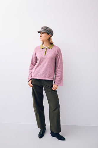 [Modelka ma 177 cm wzrostu i nosi rozmiar M] bawełniany sweter damski blush hearts kontrastowy kołnierz organic cotton outfit