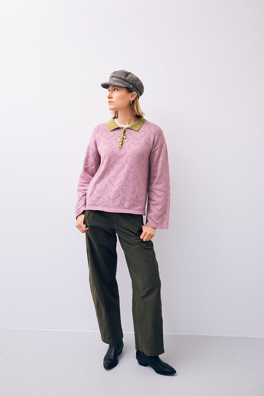 [Modelka ma 177 cm wzrostu i nosi rozmiar M] bawełniany sweter damski blush hearts kontrastowy kołnierz organic cotton outfit