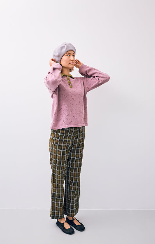 [Modelka ma 177 cm wzrostu i nosi rozmiar M] bawełniany sweter damski blush hearts kontrastowy kołnierz organic cotton outfit stylizacja beret