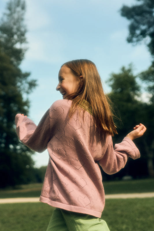 bawełniany sweter dziecięcy blush hearts kontrastowy kołnierz outfit stylizacja 