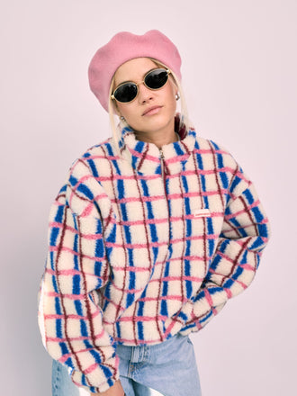 wełniany beret damski haft różowy pink hearts wełna wełniany wool hat modelka kurtka kangurka krata