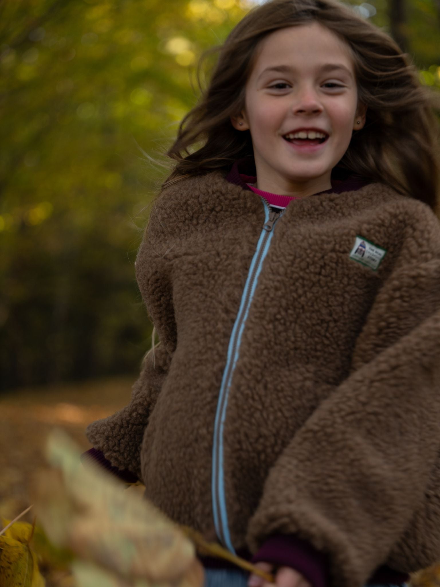 kurtka dziecięca bomberka wełniana merino teddy brown stylizacja outfit przód dziecko dziewczynka