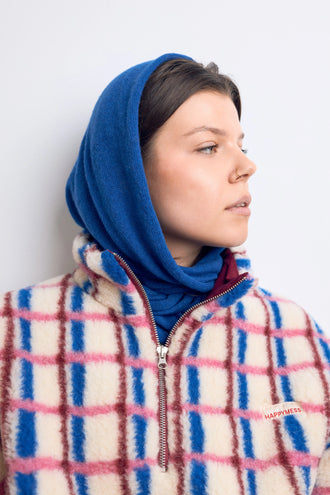 dzianinowa chusta z wełną i kaszmirem kobaltowa wool blend scarf cobalt modelka outfit kurtka kangurka w kratkę