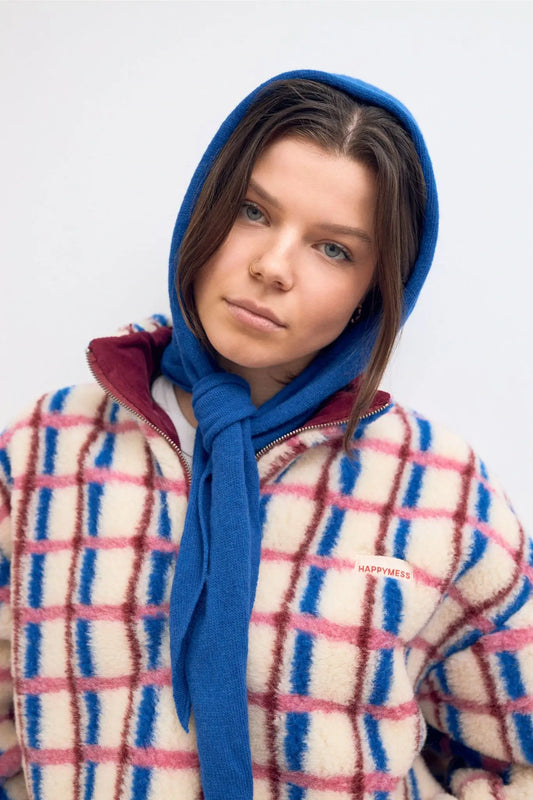 dzianinowa chusta z wełną i kaszmirem kobaltowa wool blend scarf cobalt modelka kurtka kangurka w kratę kolorowa