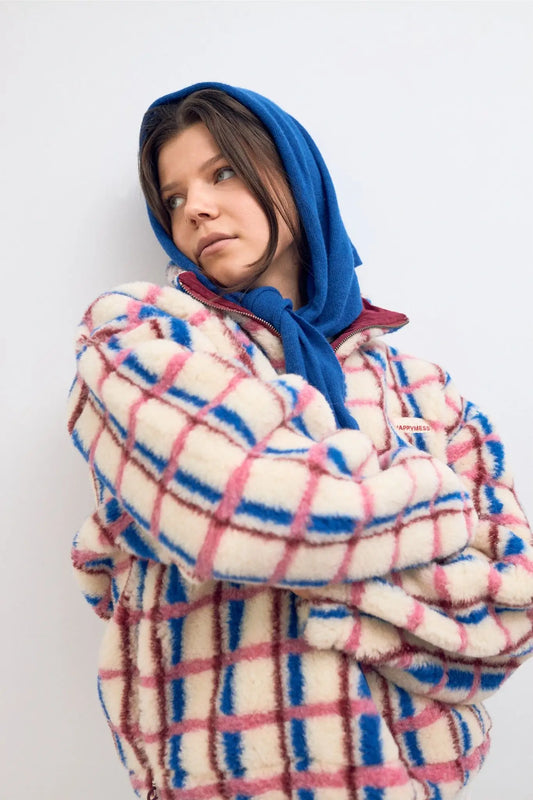 dzianinowa chusta z wełną i kaszmirem kobaltowa wool blend scarf cobalt modelka stylziacja kurtka w kratę