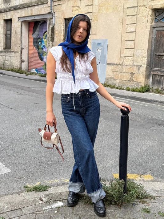 dzianinowa chusta z wełną i kaszmirem kobaltowa wool blend scarf cobalt modelka outfit 