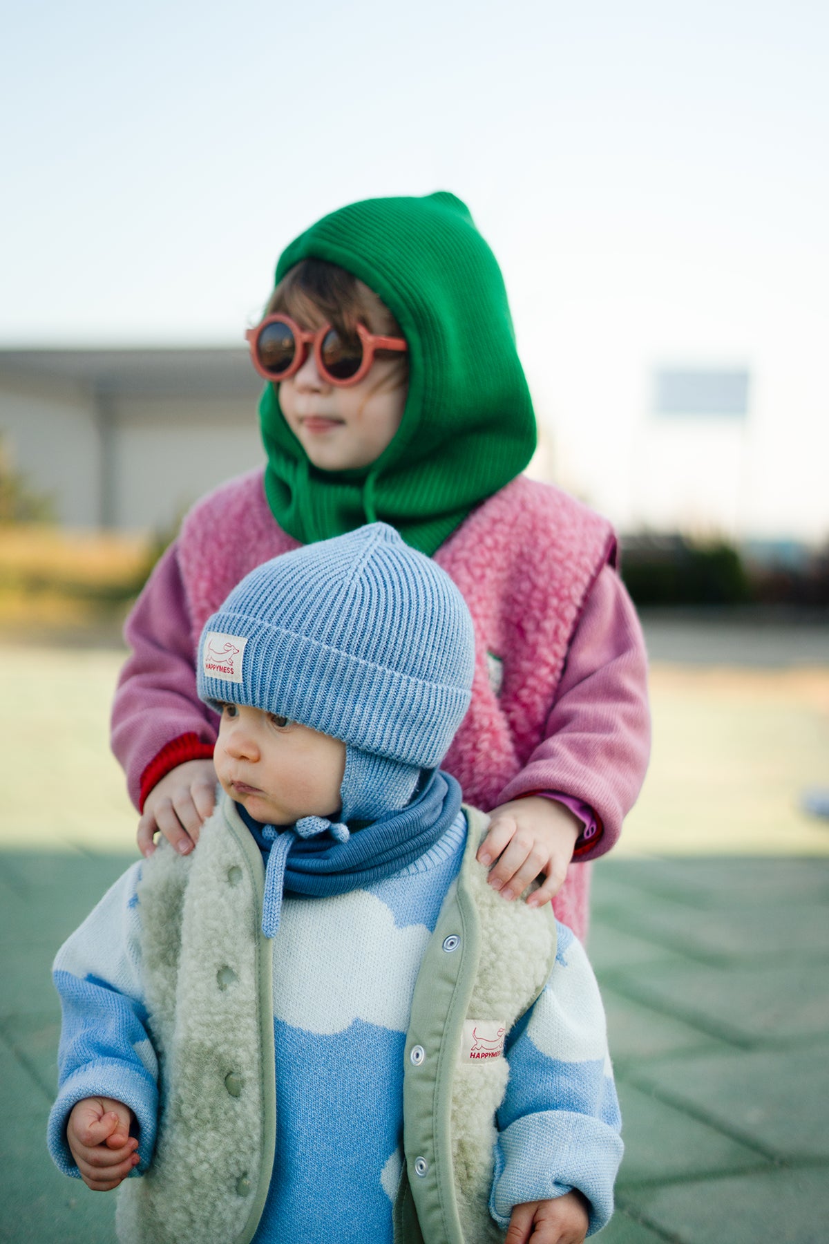 dziecięca wełniana czapka beanie błękitna niebieska ice blue child outfit kamizelka sweter cloudy dzieci komin green 