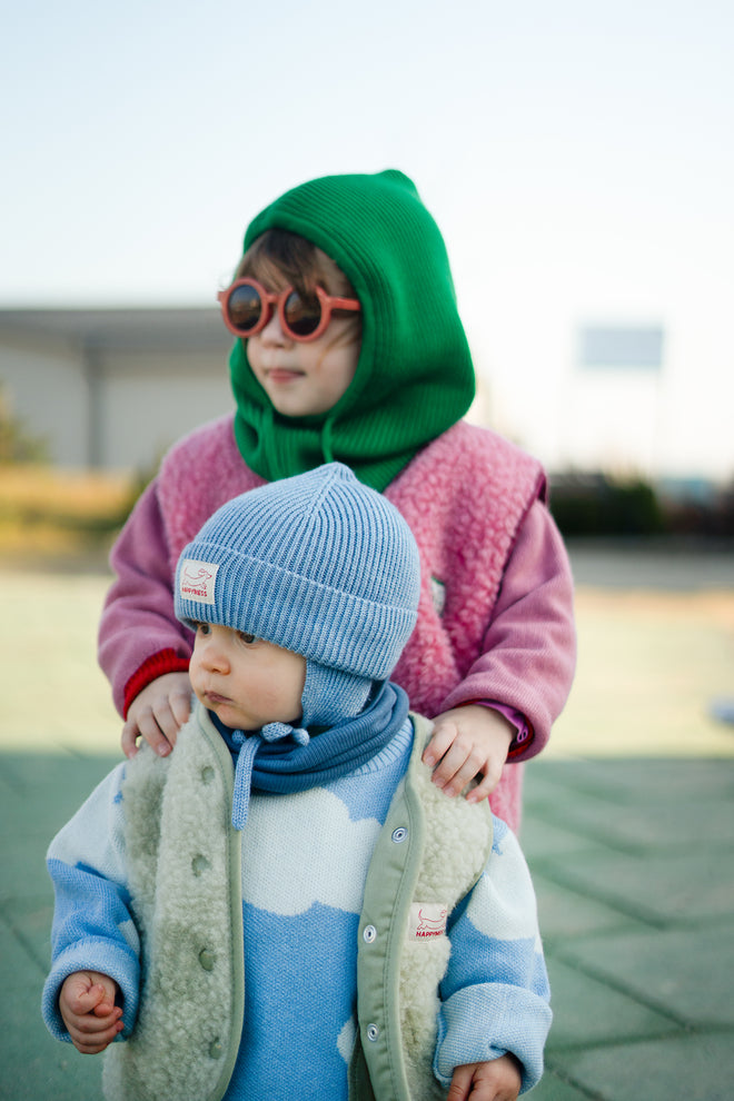 dziecięca wełniana czapka beanie błękitna niebieska ice blue child outfit kamizelka sweter cloudy dzieci komin green 