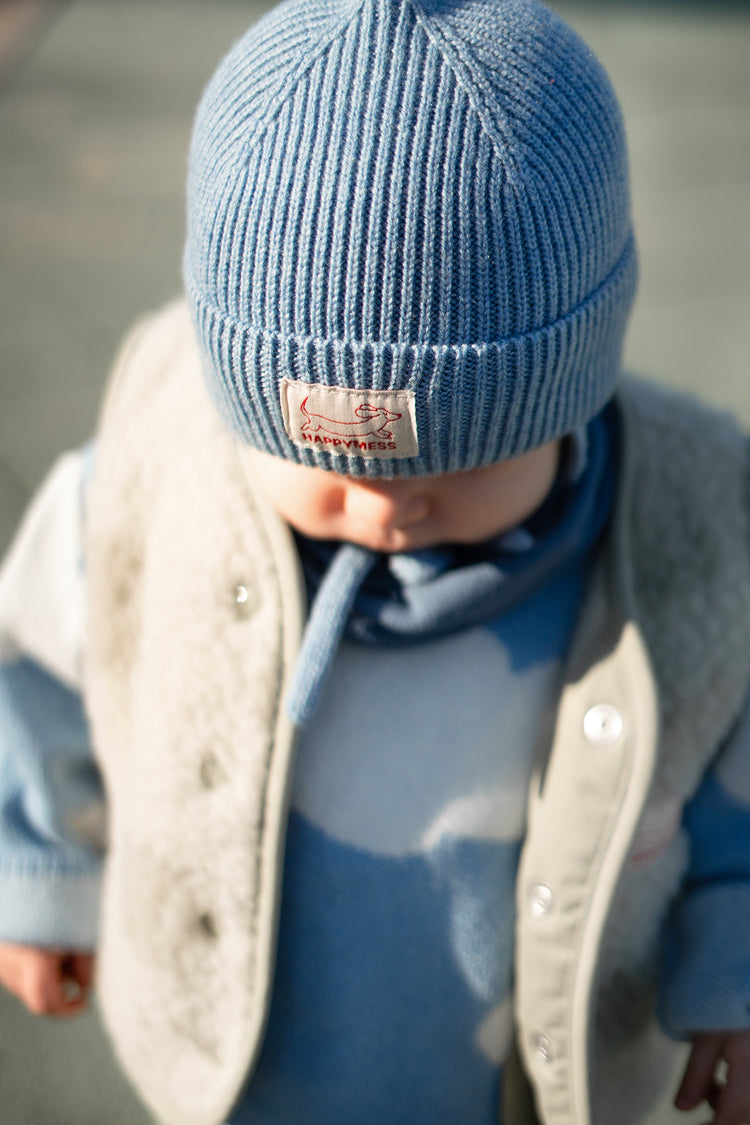 dziecięca wełniana czapka beanie błękitna niebieska ice blue child outfit kamizelka sweter cloudy
