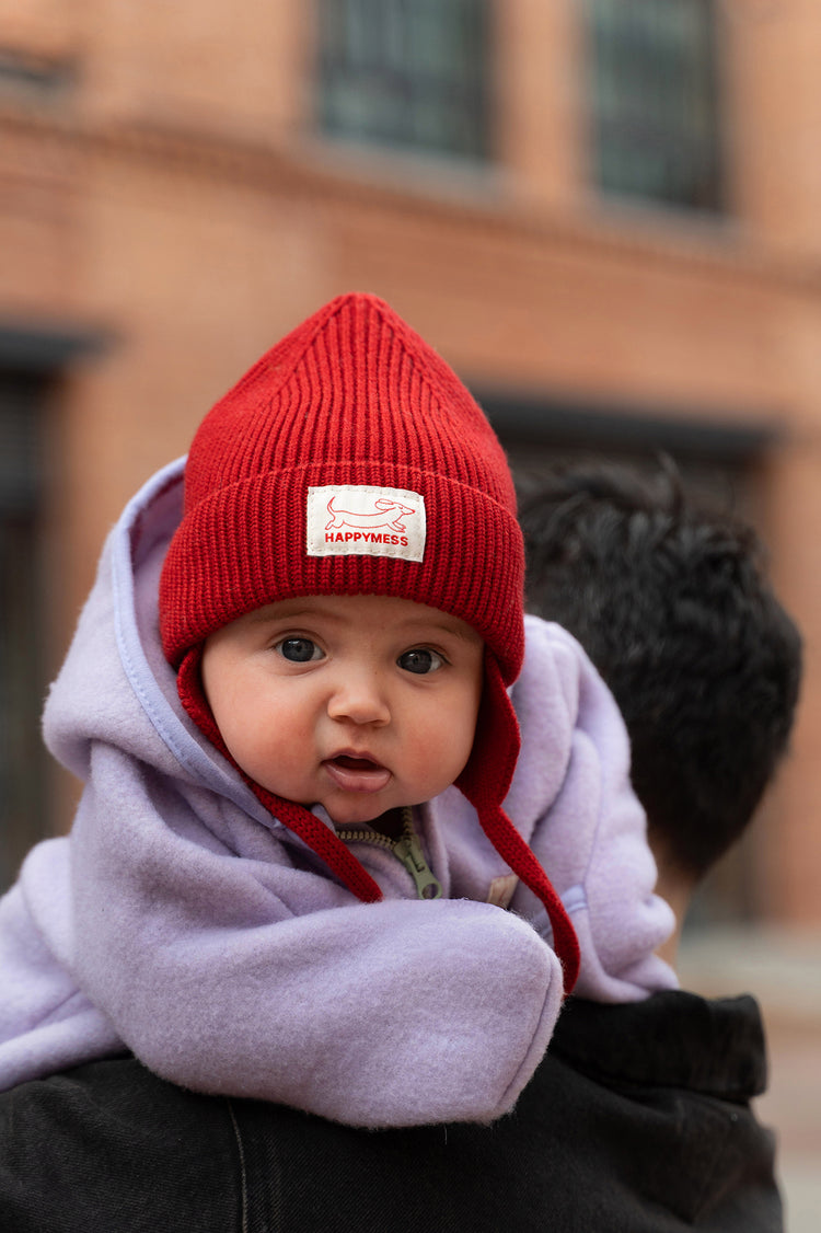czapka beanie czerwona retro red child hat outfit dziecko kombinezon lilac