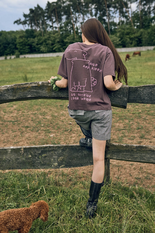 [Modelka ma 173 wzrostu i nosi rozmiar M] t-shirt damski brązowy edgy dog bawełna organiczna organic cotton modelka tył koszulki