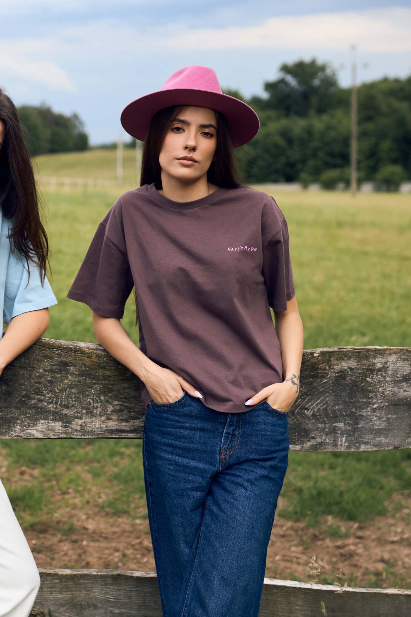 [Modelka ma 173 wzrostu i nosi rozmiar M] t-shirt damski brązowy edgy dog bawełna organiczna organic cotton modelka przód koszulki