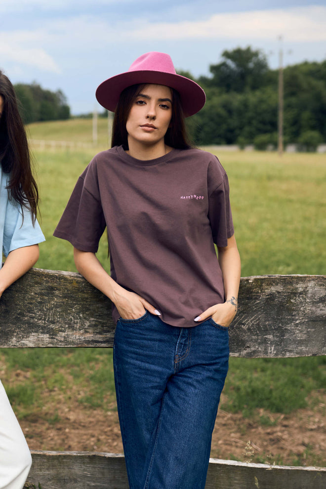 [pl][Modelka ma 173 cm i nosi rozmiar M] [en][The model is 173 cm and wears size M] [de][Das Model ist 173 cm groß und trägt Größe M] t-shirt damski brązowy edgy dog bawełna organiczna organic cotton modelka przód koszulki