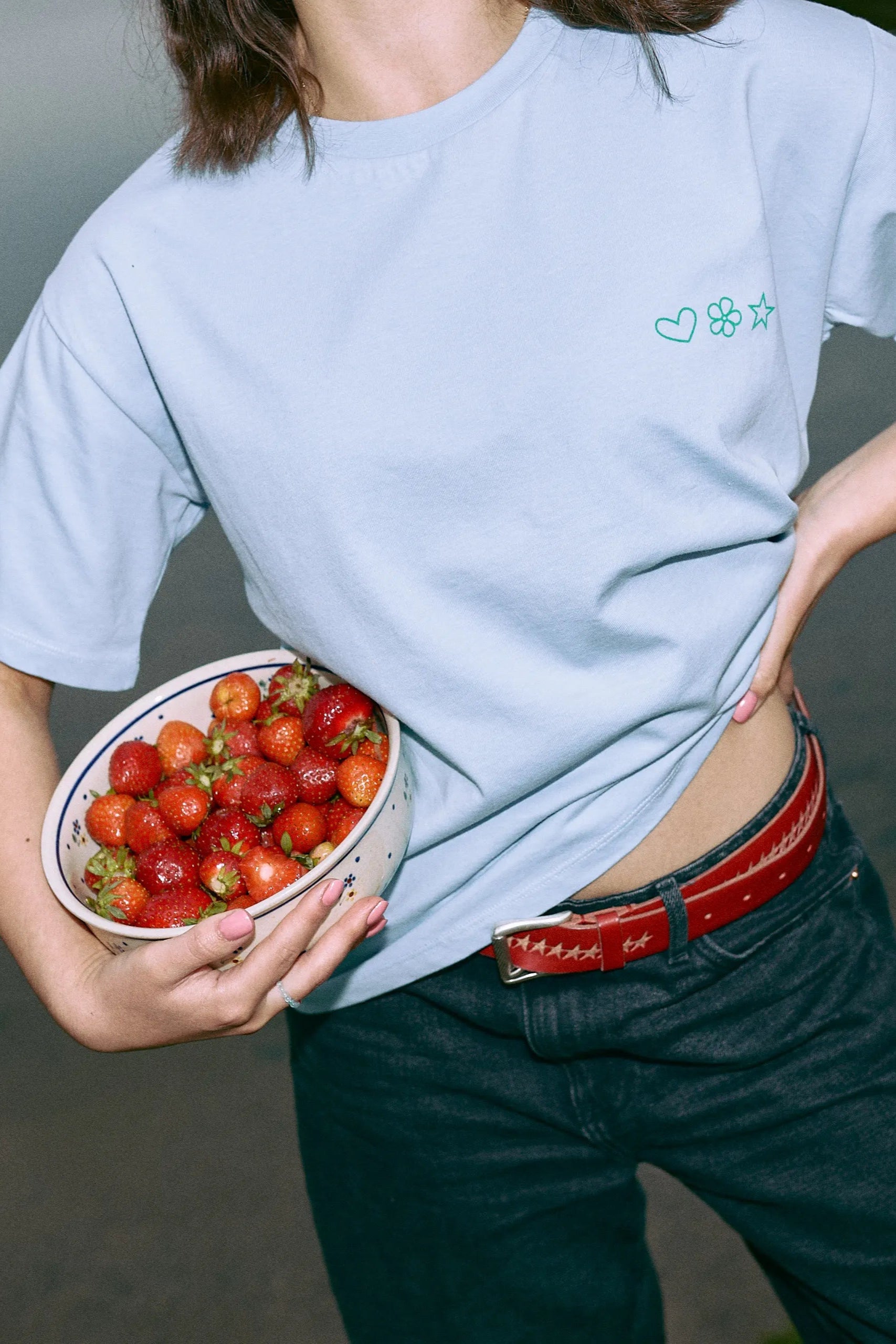 t-shirt damski niebieski go outside look inside bawełna organiczna organic cotton modelka stylizacja outfit 