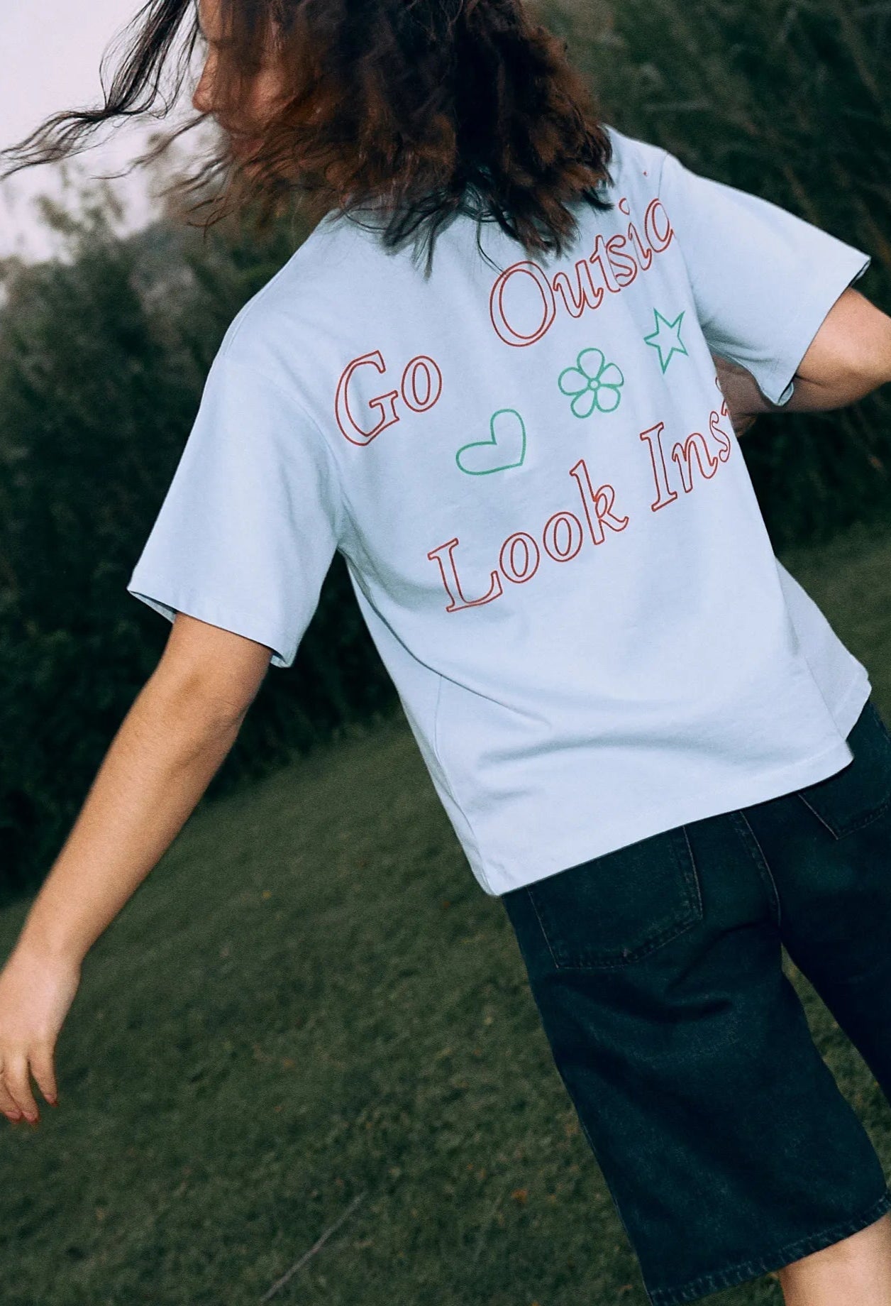 [Modelka ma 164 cm wzrostu i nosi rozmiar S] t-shirt damski niebieski go outside look inside bawełna organiczna organic cotton modelka outfit tył koszulki