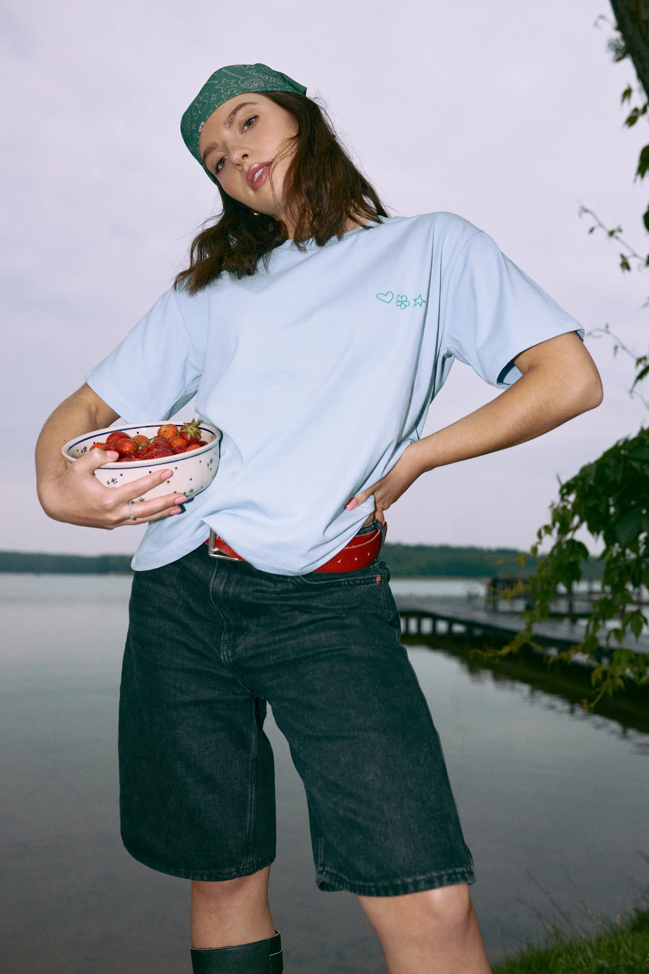 [Modelka ma 164 cm wzrostu i nosi rozmiar S] t-shirt damski niebieski go outside look inside bawełna organiczna organic cotton modelka outfit