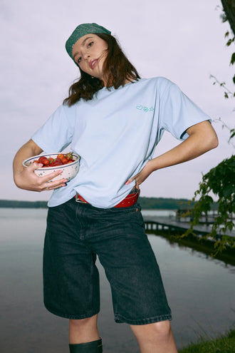 [Modelka ma 164 cm wzrostu i nosi rozmiar S] t-shirt damski niebieski go outside look inside bawełna organiczna organic cotton modelka outfit