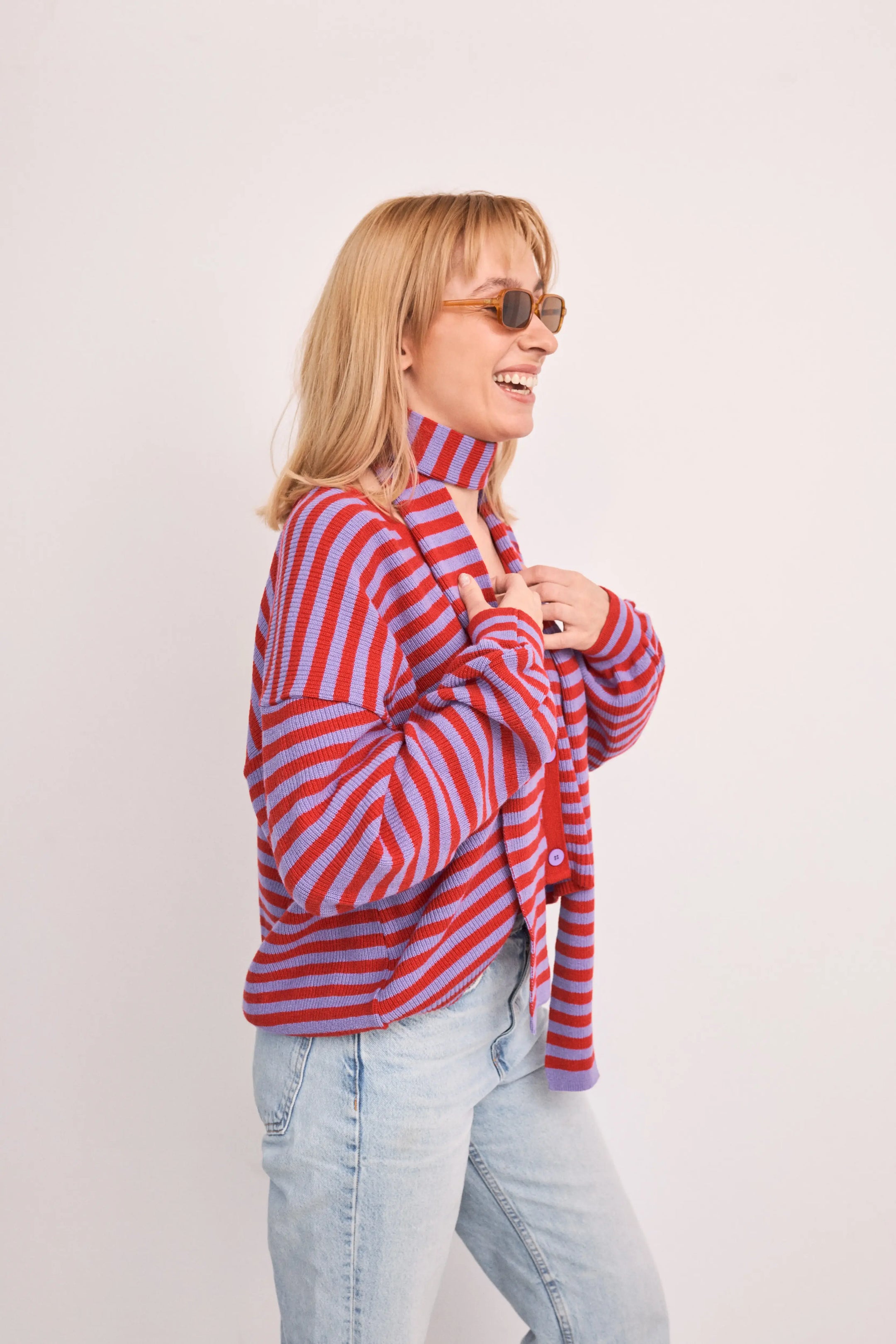 [pl][Modelka ma 173 cm i nosi rozmiar S] [en][The model is 173 cm and wears size S] [de][Das Model ist 173 cm groß und trägt Größe S]  damski kardigan w paski z szalikiem berry bloom wool blend outfit cardigan pullover damenpullover outfit