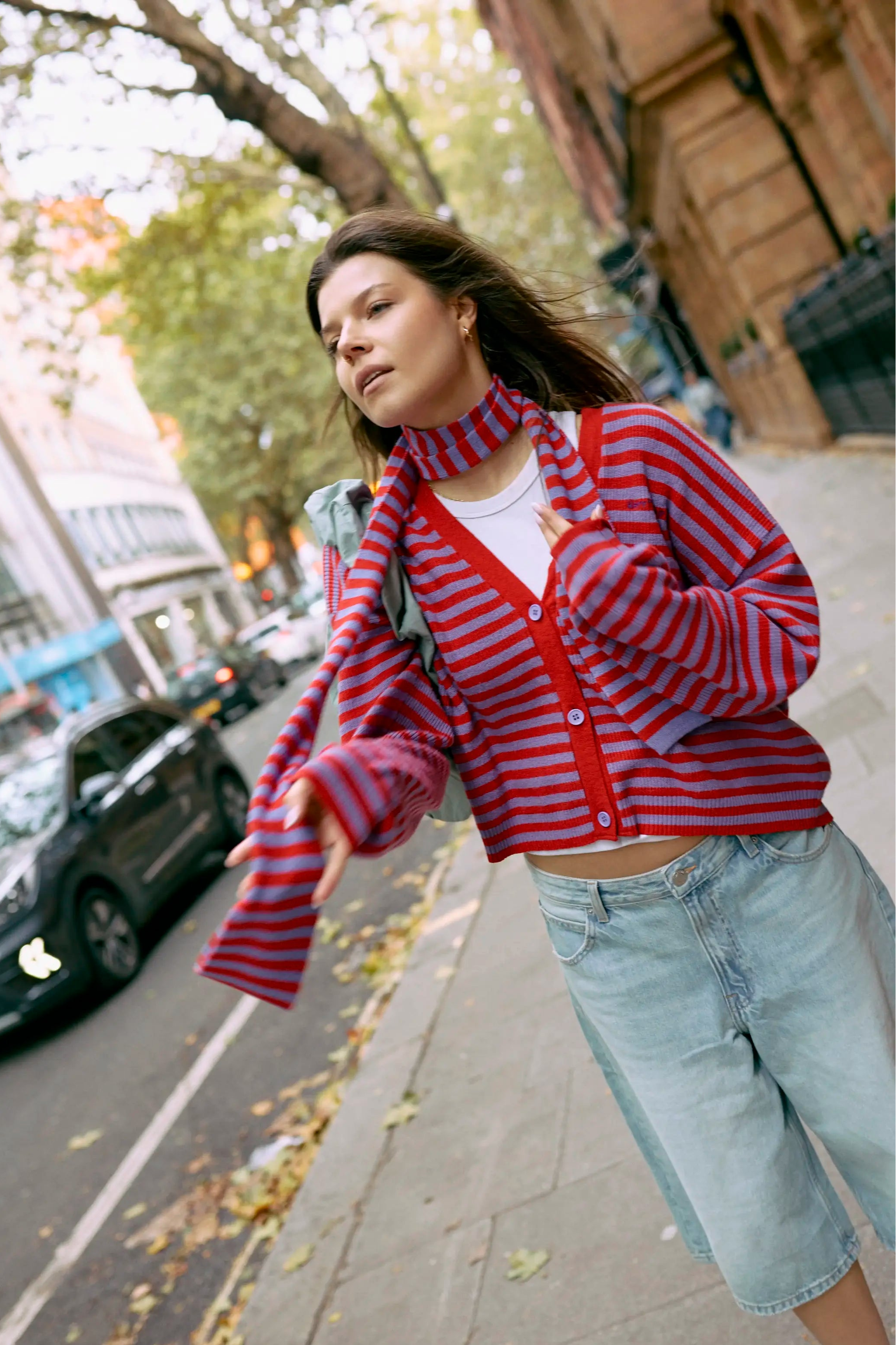 [Modelka ma 172 cm wzrostu i nosi rozmiar S] damski kardigan w paski z szalikiem berry bloom wool blend outfit