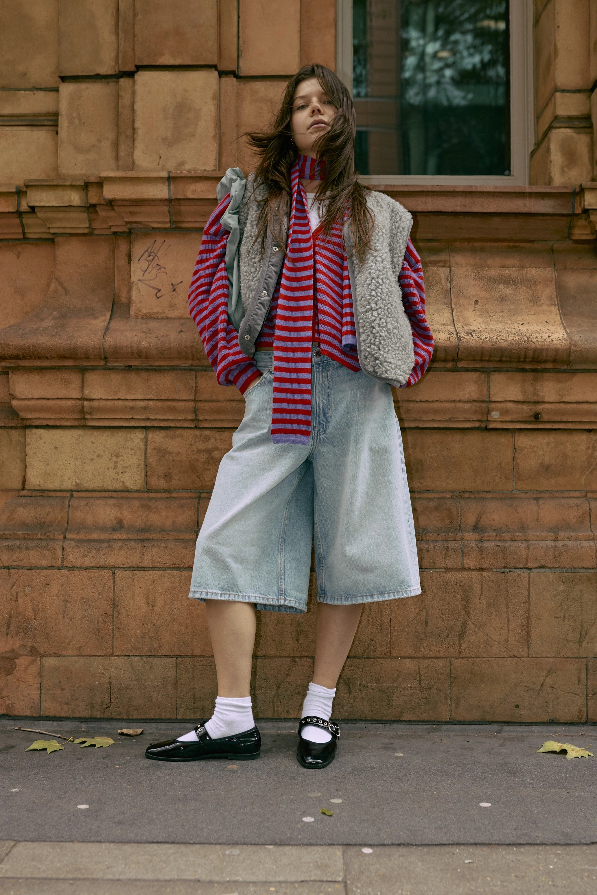 [Modelka ma 172 cm wzrostu i nosi rozmiar S] damski kardigan w paski z szalikiem berry bloom wool blend outfit kamizelka szara 